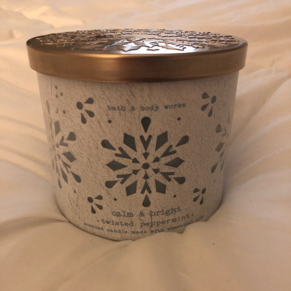 Bath & Body Works twisted peppermint candle